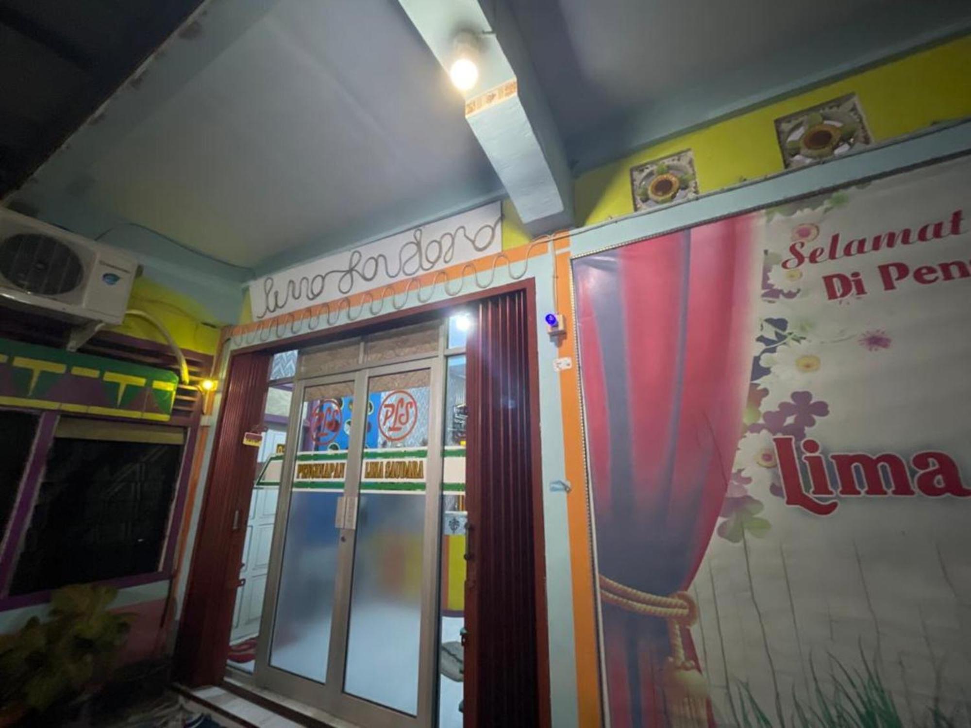 فندق Oyo 93308 Lima Saudara Syariah Painan المظهر الخارجي الصورة